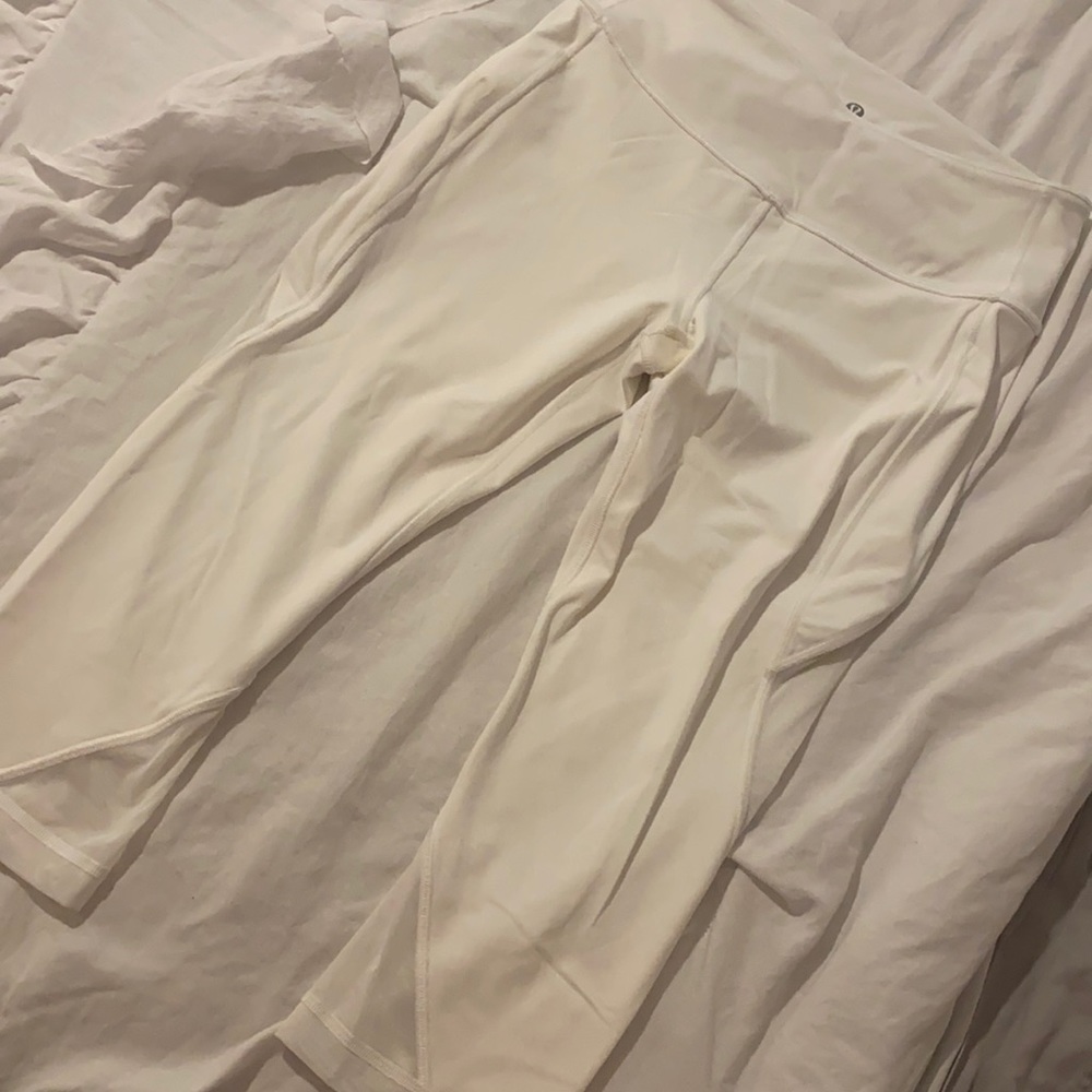 Women’s lululemon white Capri leggings